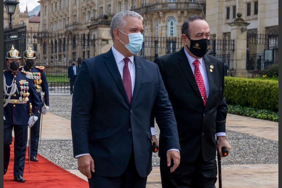 El presidente Alejandro Giammattei junto a su hom&oacute;logo Iv&aacute;n Duque durante una visita que realiz&oacute; el mandatario a Colombia. (Foto: Presidencia)