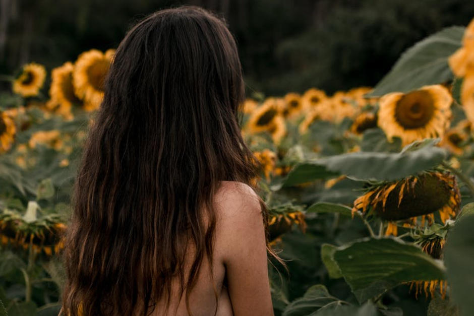 Una mujer en Colombia camin&oacute; desnuda por la calle junto a eu pareja, quien la llevaba encadenada. (Foto ilustrativa: Pexels)