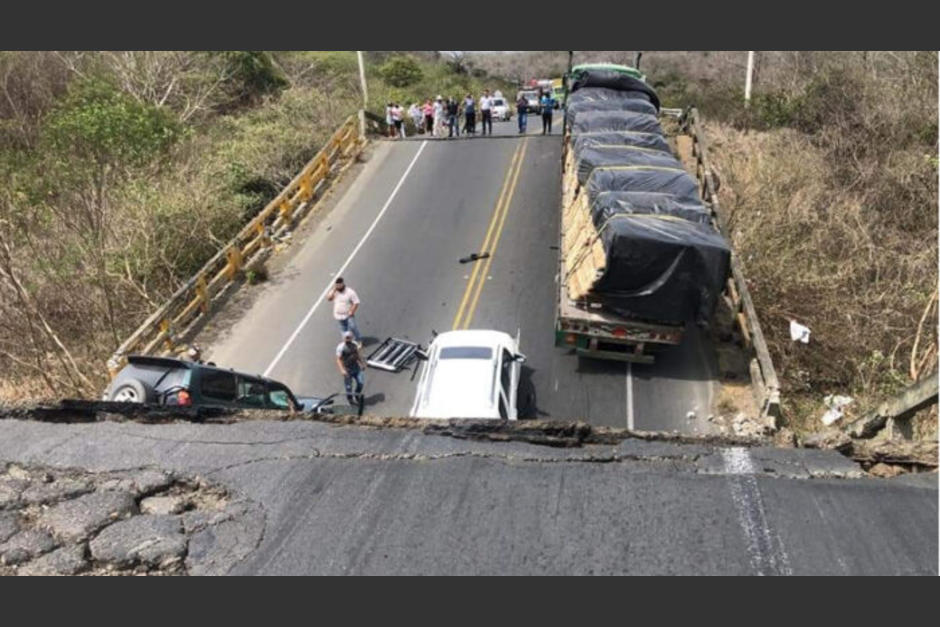 El puente colapsó mientas varios carros se desplazaban sobre la estructura. (Foto:&nbsp;CTE)