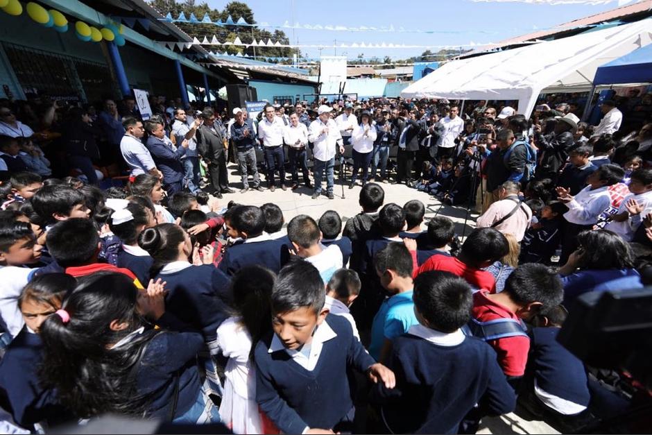En una visita a una escuela de Quetzaltenango, Giammattei asegur&oacute; que iba a trabajar sin descanso en la Reforma Educativa. (Foto: Alejandro Giammattei)