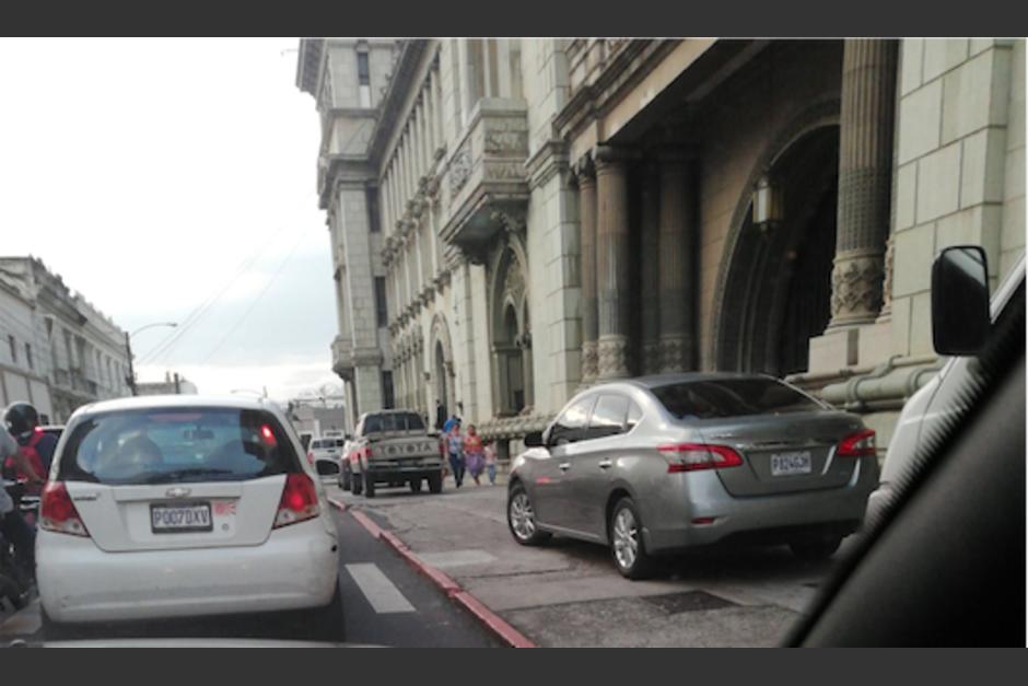Ciudadanos cuestionan por qué hay vehículos parqueados en las banquetas, atrás del Palacio Nacional de la Cultura, y no son sancionados. (Foto:Twitter)