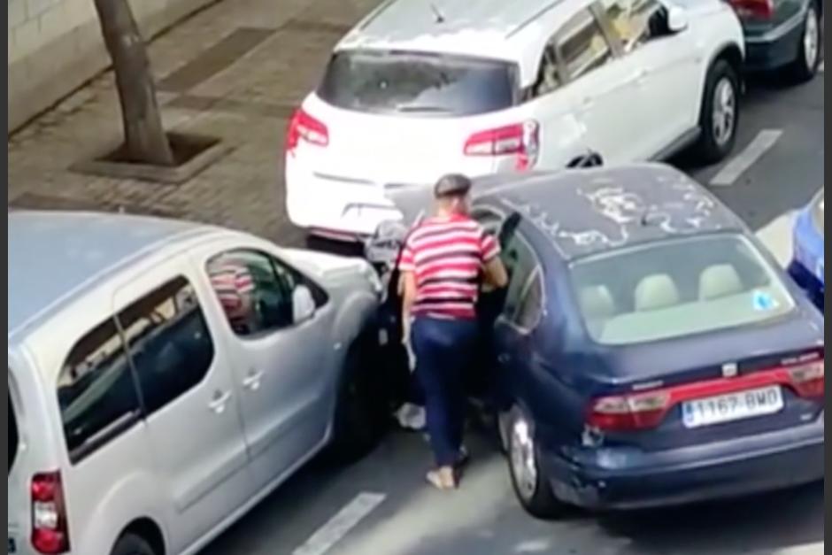 Ladrón intenta robar un vehículo y termina chocando seis carros
