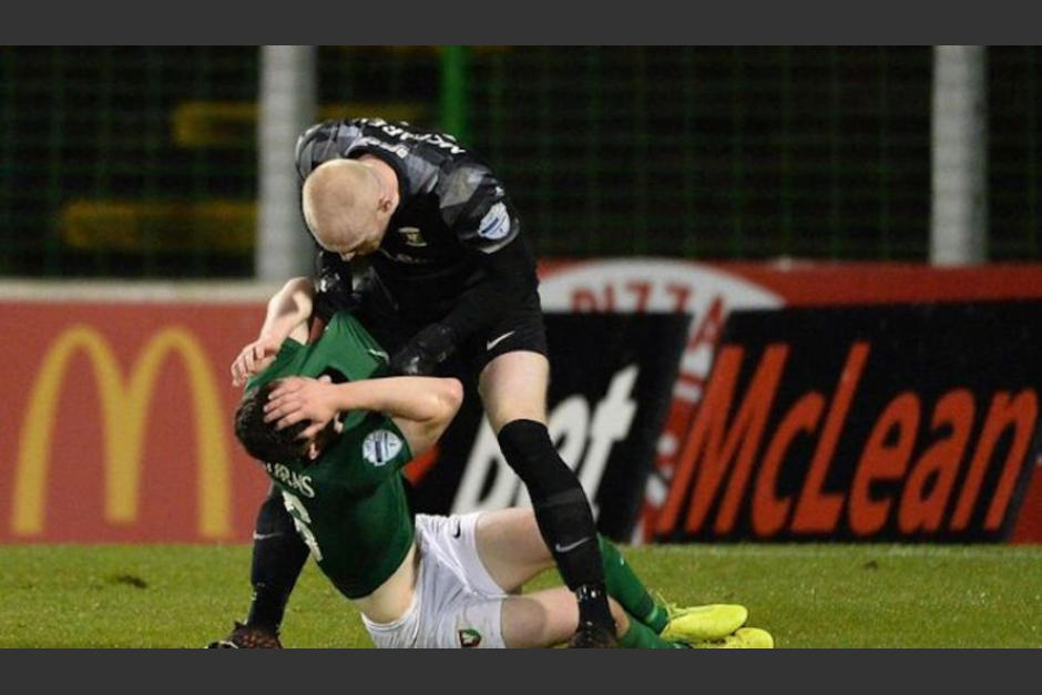 El guardameta le recrimin&oacute; a su compa&ntilde;ero la p&eacute;rdida del bal&oacute;n, pero se excedi&oacute; en su reclamo. (Foto: Ecuagol)