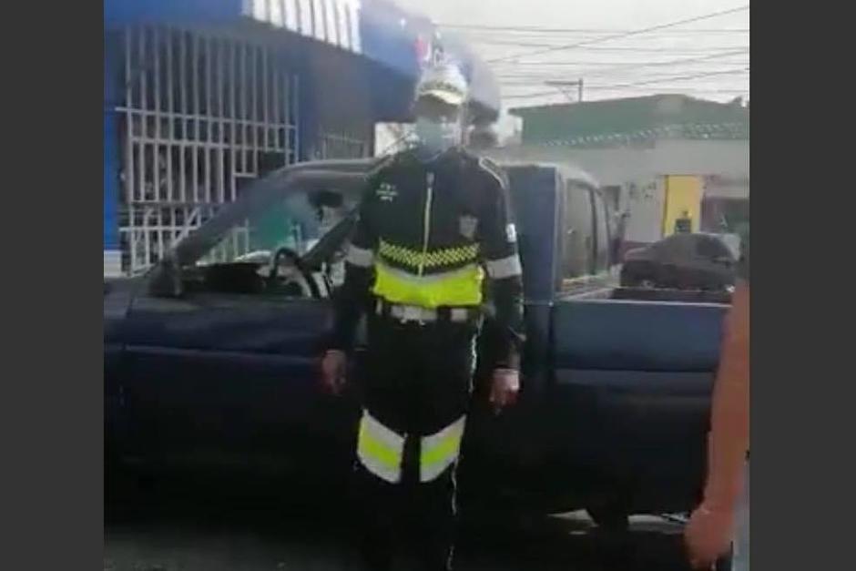 El incidente se produjo cuando un vendedor de huevos se estacion&oacute; en una zona prohibida en la zona 13. (Foto: Captura de pantalla)