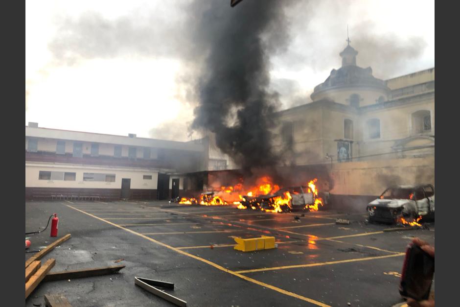 Al menos cinco carros y tres motos fueron quemadas en el Congreso de la Rep&uacute;blica. (Foto: Fredy Hern&aacute;ndez/Soy502)