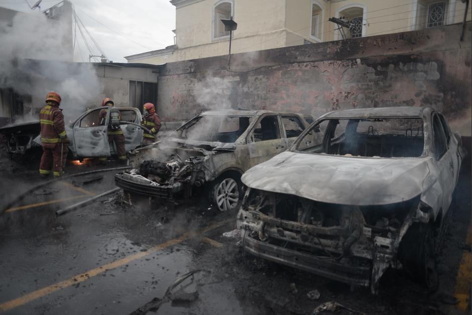Cinco vehículos de diputados y personal del Congreso fueron incendiados por los veteranos militares. (Foto: Wilder López/Soy502)