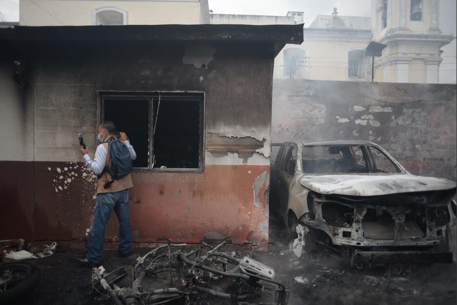 Varias oficinas y vehículos fueron quemados por veteranos militares que exigen una indemnización. (Foto: Wilder López/Soy502)