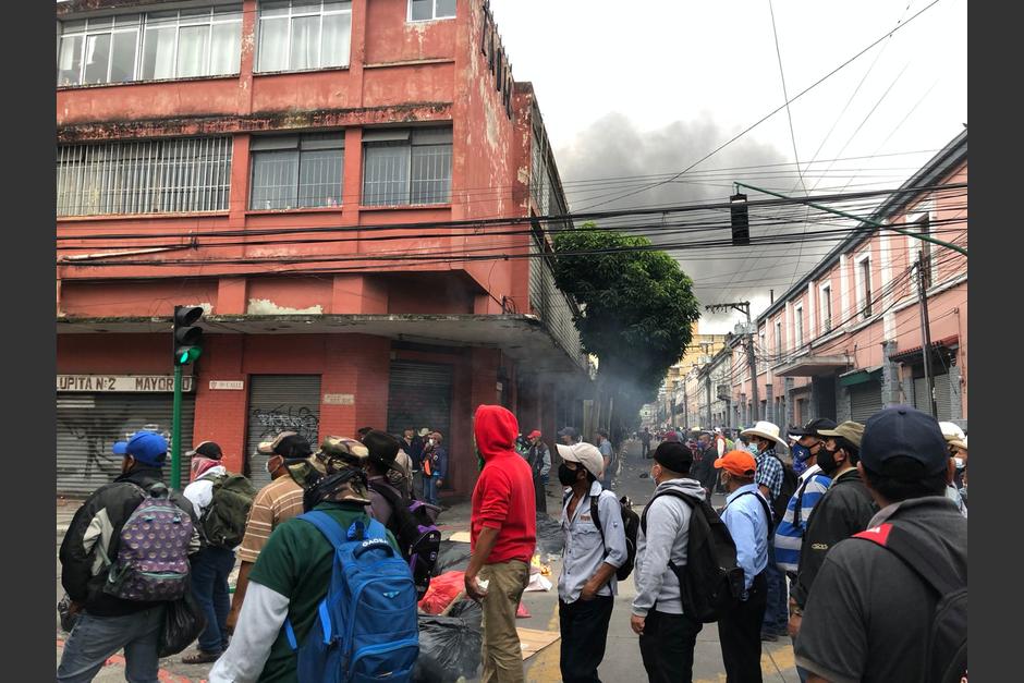 Un grupo de veteranos militares provocó que agentes de la PNC huyeran del Congreso de la República. (Foto: Fredy Hernández/Soy502)