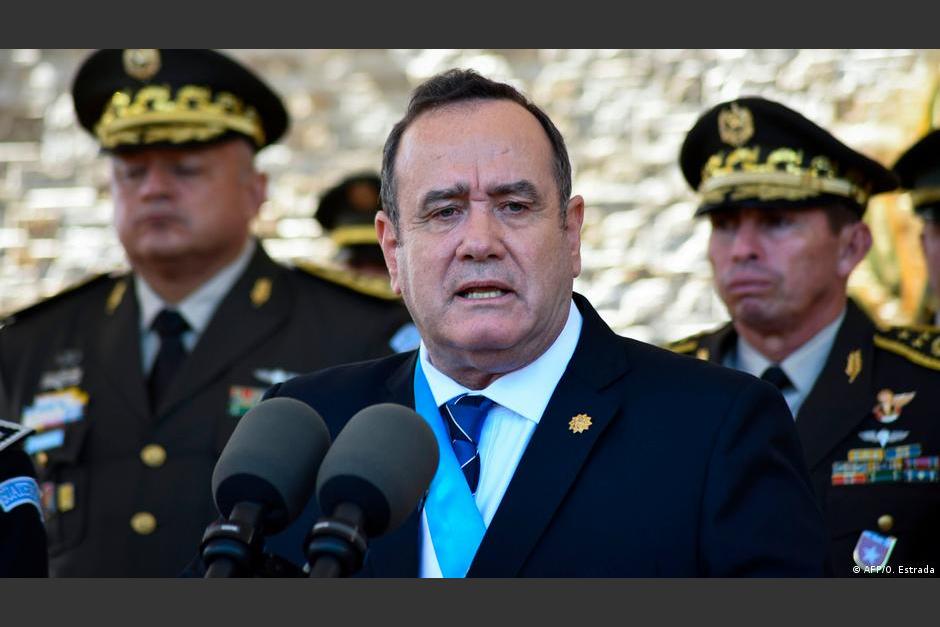 El presidente Alejandro Giammattei prometi&oacute; realizar el pago que exigen los veteranos militares. (Foto: AFP)