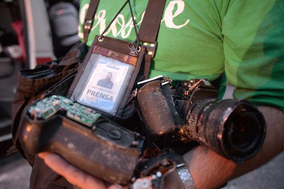 El equipo del periodista David Sanchinelli, de Nuestro Diario, qued&oacute; destruido. (Foto: Wilder L&oacute;pez/Soy502))