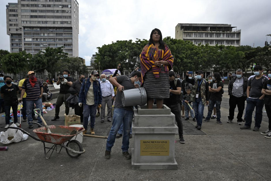 La artista Marilyn Boror realiz&oacute; un performance con motivo del d&iacute;a de la Revoluci&oacute;n en Guatemala. (Foto: Johan Ordo&ntilde;ez/AFP)