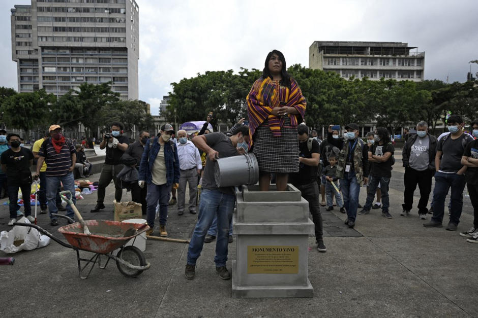 La artista Marilyn Boror realizó un performance con motivo del día de la Revolución en Guatemala. (Foto: Johan Ordoñez/AFP)