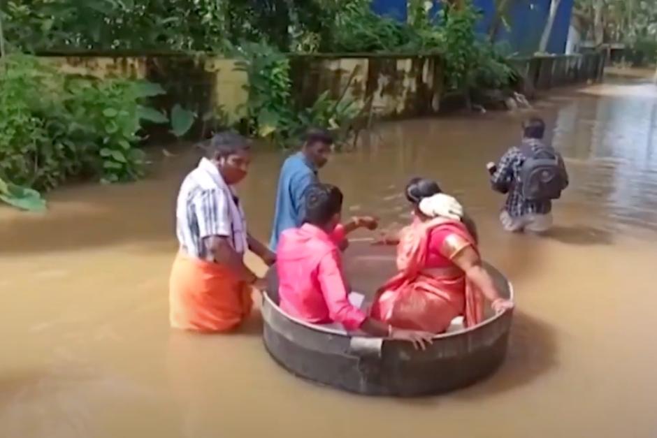 Los novios llegaron a su boda flotando en una enorme olla. (Foto: capturada de video)&nbsp;