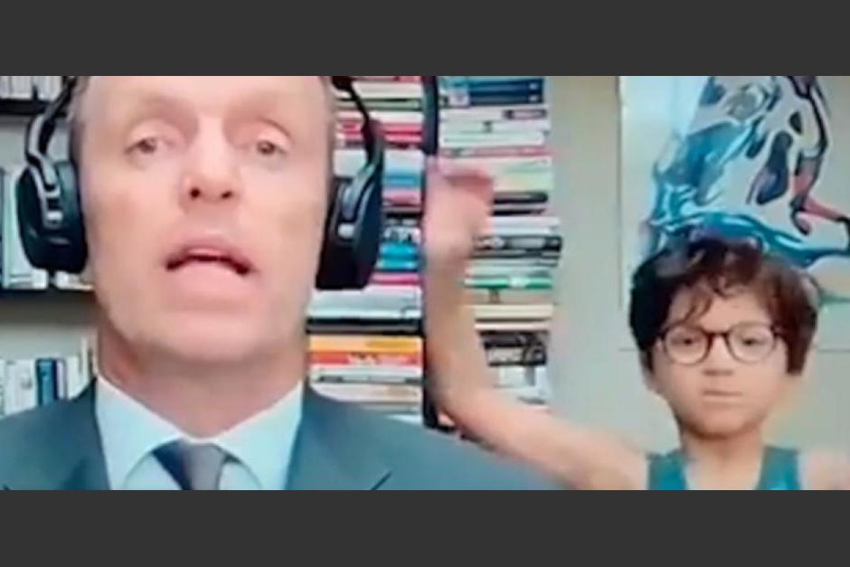 El niño causó simpatía entre los internautas, luego de que interrumpiera de una forma divertida a su padre. (Foto: captura de pantalla)