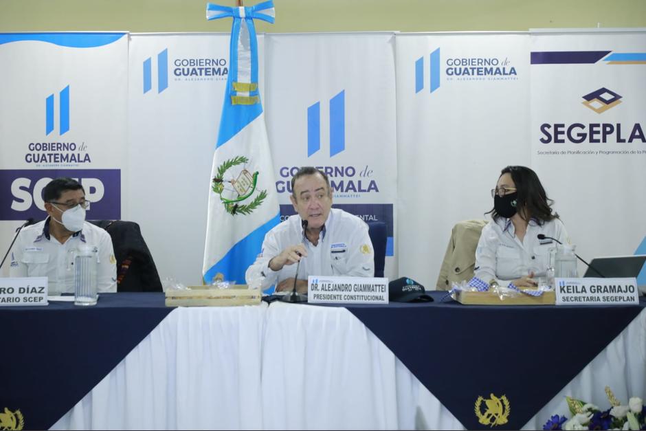 Giammattei incentivó a la población a vacunarse para poder reducir la ley seca. (Foto: Gobierno de Guatemala)