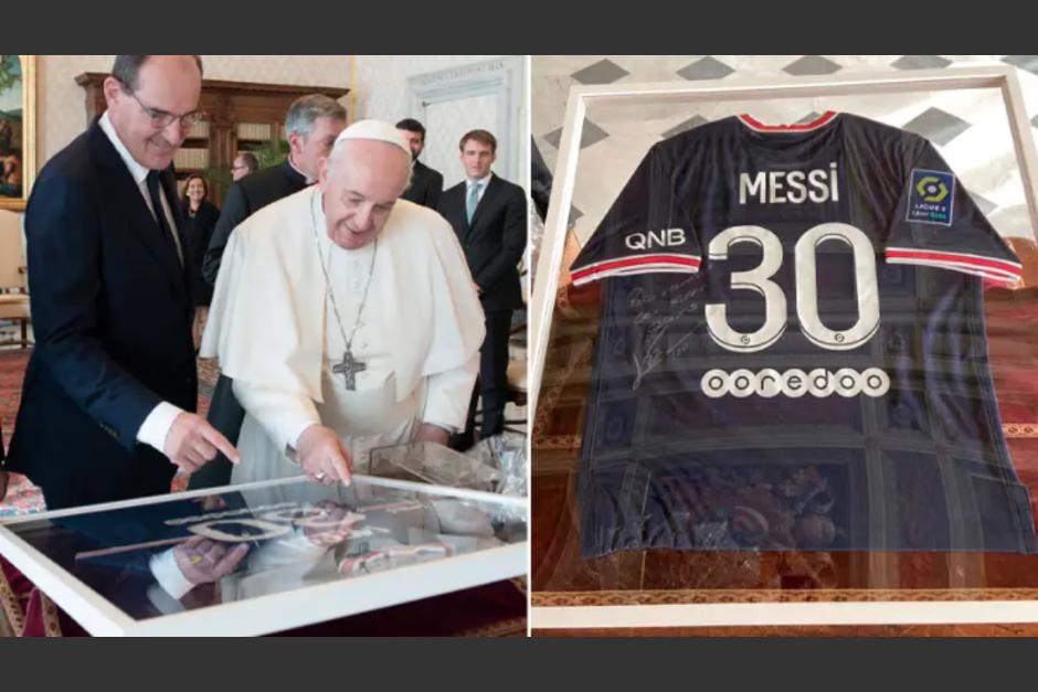 El Papa Francisco recibi&oacute; hace unos meses una camisa del PSG, como regal&oacute; de Lionel Messi. (Foto:&nbsp;Vatican Media)