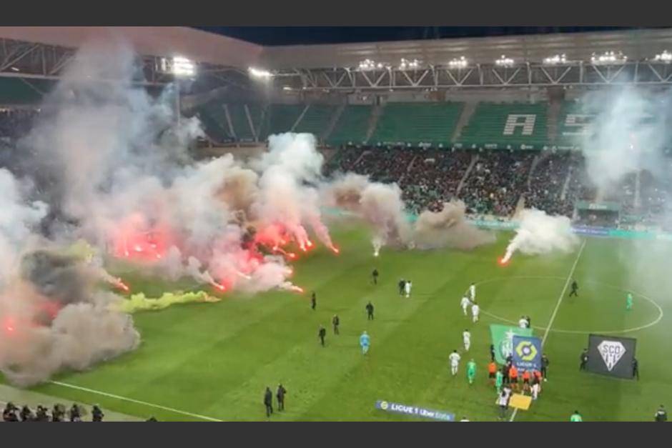 Aficionados del&nbsp;Saint-&Eacute;tienne&nbsp;inundaron la cancha de bengalas para pedir la renuncia del director t&eacute;cnico. (Foto: Captura de pantalla)