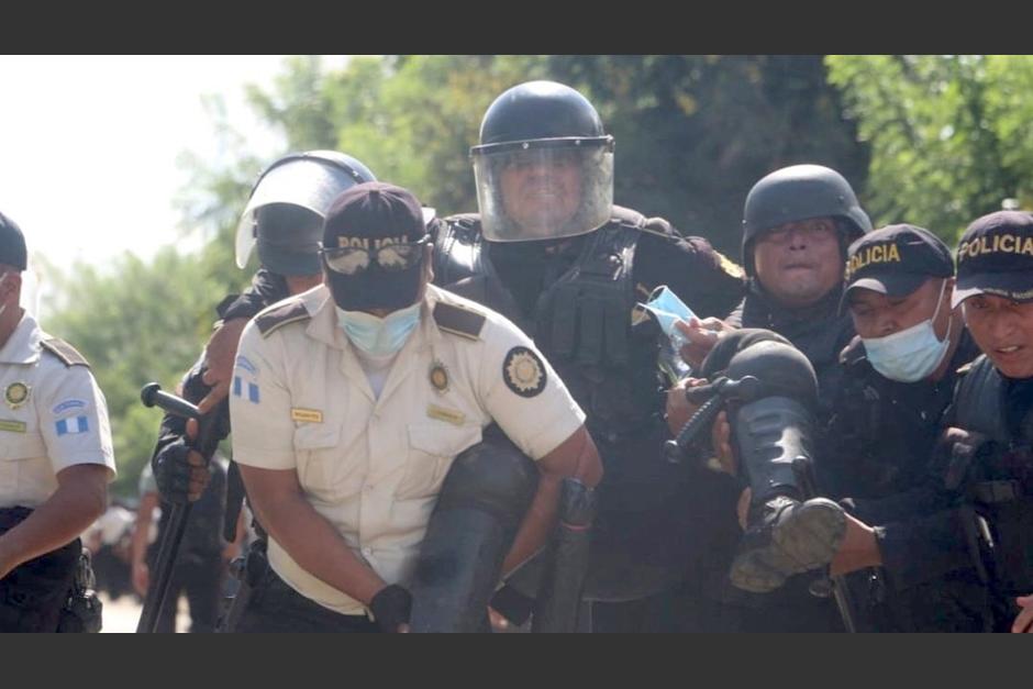 Un agente de la PNC fue supuestamente herido de bala en enfrentamientos con pobladores en el Estor, Izabal. (Foto: PNC)