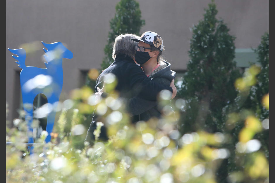 Alec Baldwin y Matt Hutchins fueron captados en un hotel fundi&eacute;ndose en un abrazo tras la tragedia. (Foto:&nbsp;Backgrid)