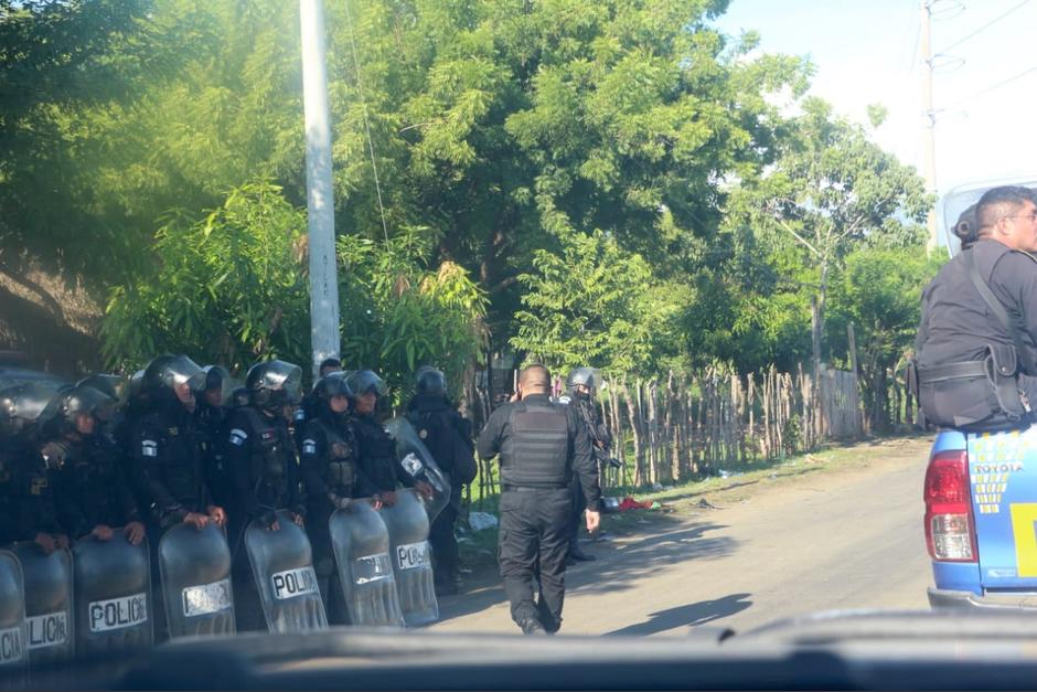 Un fuerte enfrentamiento entre la Policía y pobladores de El Estor, Izabal, se libró este sábado 23 de octubre. (Foto: PNC).