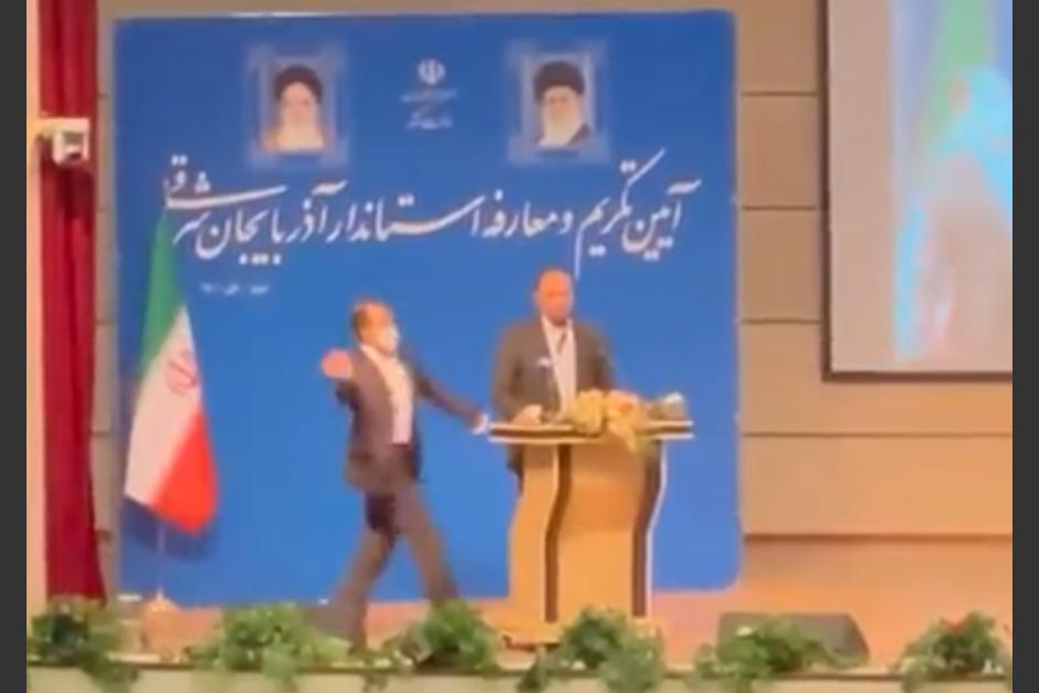 El gobernador pronunciaba el discurso cuando un hombre apareció para golpearlo en la cara. (Captura de video)