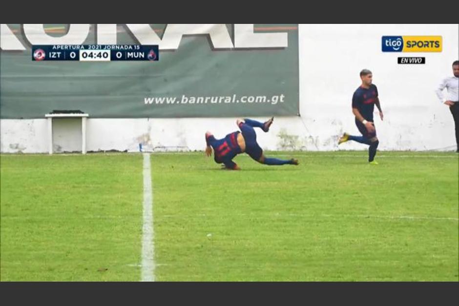 El jugador de Municipal disputaba una pelota, pero su pie quedó trabado en el césped. (Captura Video)