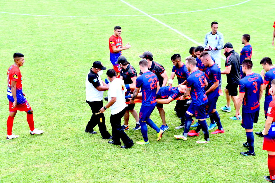 El jugador de Municipal debi&oacute; esperar varios minutos para que la ambulancia llegara al estadio de Iztapa. (Foto: Henry L&oacute;pez/Nuestro Diario)