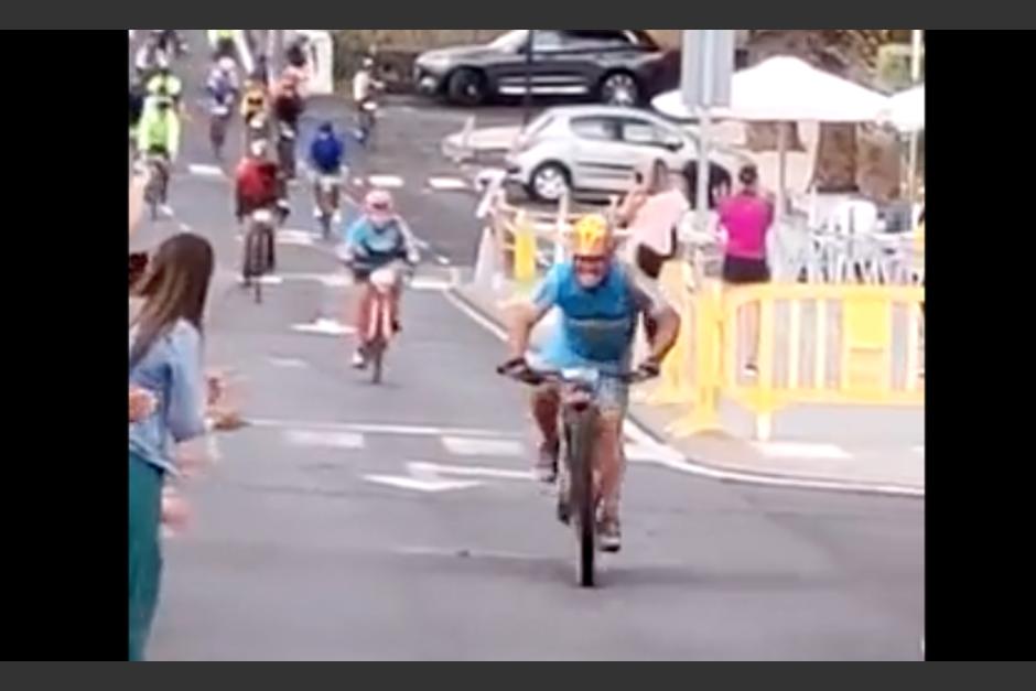 El ciclista iba a toda velocidad liderando la competencia y sufrió el accidente. (Foto: captura de pantalla)