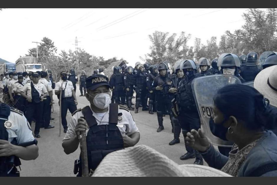 El sábado 23 de octubre, pobladores se enfrentaron con agentes de la PNC y soldados, en una protesta que se salió de control contra las operaciones mineras en el lugar. (Foto: NS Noticias)