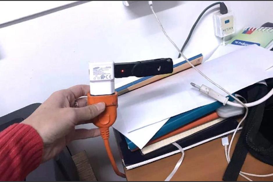 La c&aacute;mara parec&iacute;a un dispositivo USB donde se filmaba a las mujeres que usaban la oficina para cambiarse de ropa. (Foto: UPSOCL)