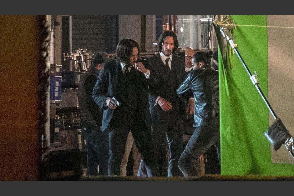 Keanu Reeves sorprendió a los trabajadores de utilería cuando, al final de la filmación, los ayudó a cargar el equipo. (Foto: Captura de pantalla)