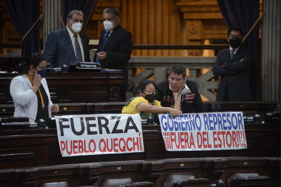 Diputados de oposición colocan pancartas en rechazo al Estado de Sitio en El Estor, Izabal. (Foto: Wilder López/Soy502)