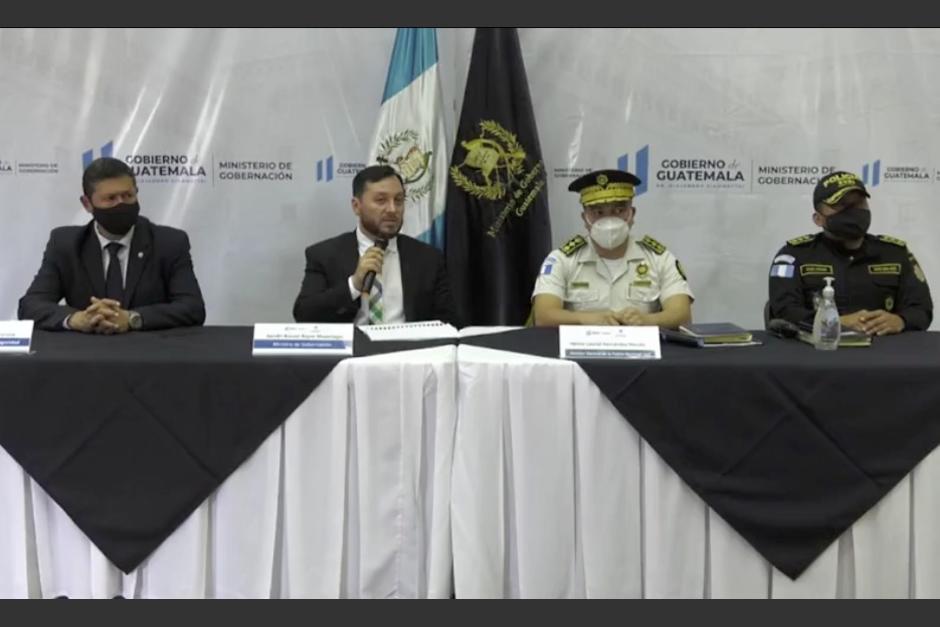 Autoridades del Mingob y de la PNC ofrecen una conferencia de prensa luego de los hechos ocurridos en El Estor, Izabal. (Foto: Captura de pantalla)