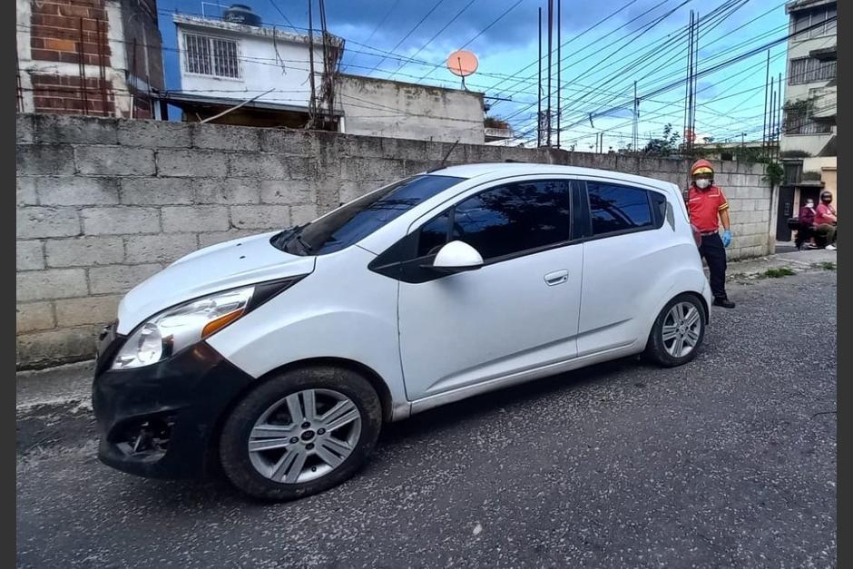 Bomberos Municipales inspeccionaron la escena y confirmaron el hallazgo de una persona fallecida dentro del vehículo abandonado. (Foto: Bomberos Municipales)