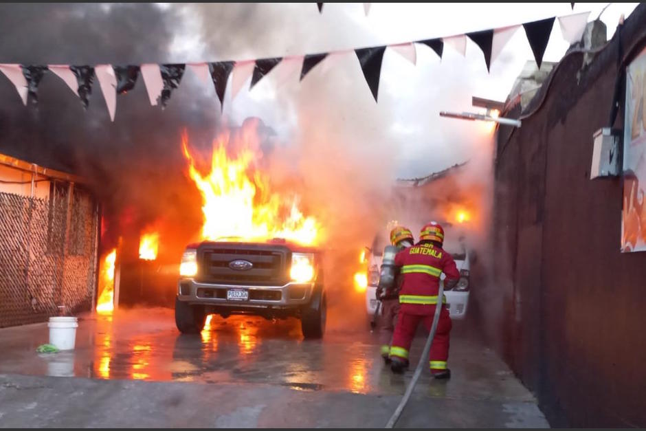 Un pavoroso incendio se produjo en un predio de veh&iacute;culos ubicado en la colonia Kaminal Juy&uacute; en la zona 7. (Foto: Bomberos Municipales)