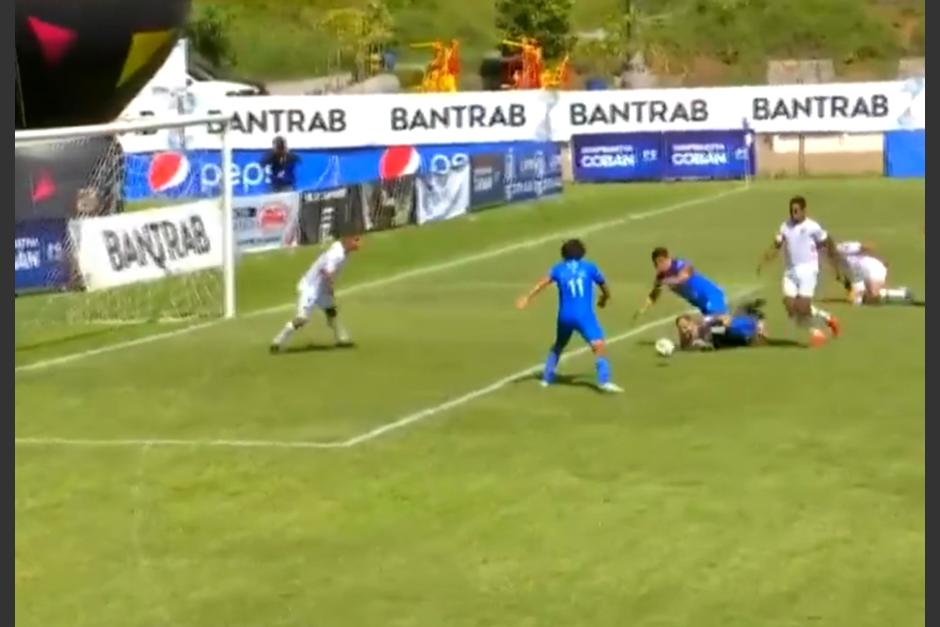 Agust&iacute;n Herrera qued&oacute; en soledad ante la porter&iacute;a, pero su remate se fue lejos. (Captura Video)