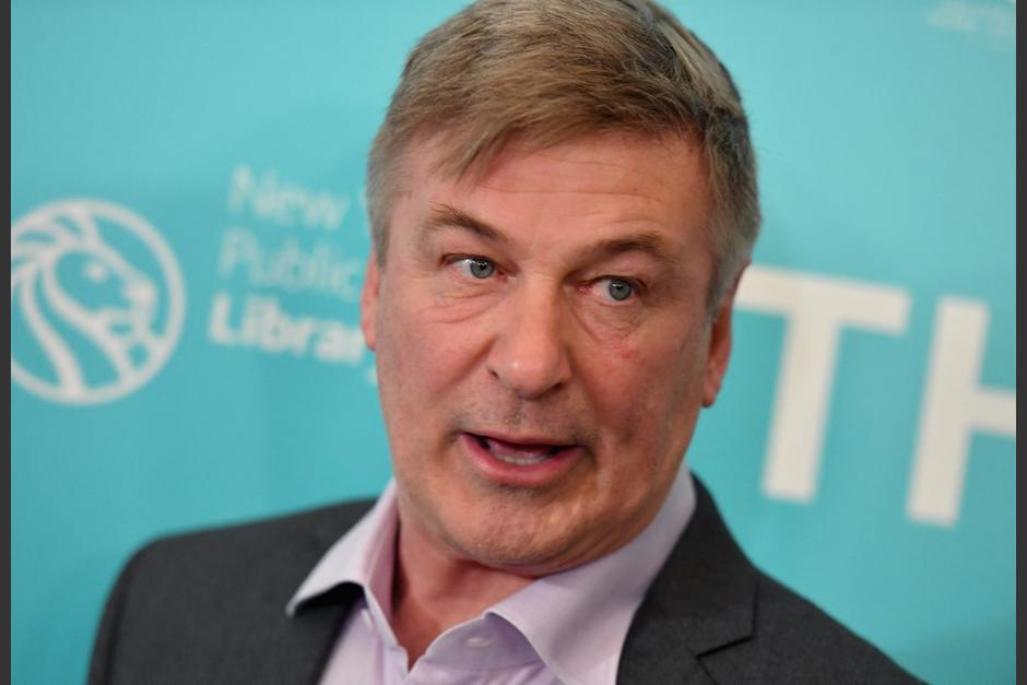 La polic&iacute;a de Santa Fe dio una conferencia de prensa en la que revel&oacute; que el arma que us&oacute; Alec Baldwin tendr&iacute;a m&aacute;s cartuchos reales. (Foto: AFP)