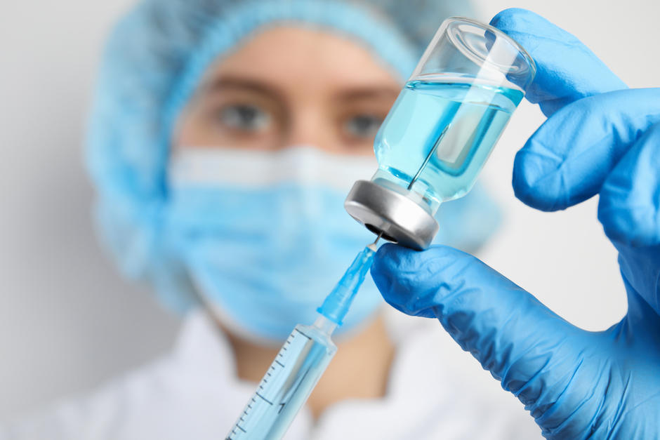 Las vacunas anticovid han evidenciado una alta efectividad para prevenir los casos graves de la infección. (Foto: Shutterstock)