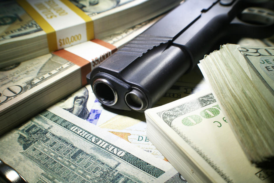 La c&aacute;mara de seguridad del banco capt&oacute; los movimientos de la empleada bancaria y el atracador. (Foto: Shutterstock)&nbsp;