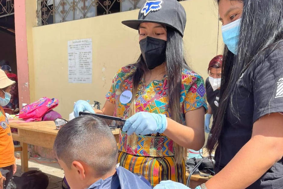 Barberas apoyaron con cortes gratis en aldea Xeaj, Quetzaltenango. (Foto: &Eacute;rika P&eacute;rez)