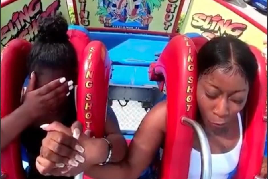 Una mujer decidi&oacute; subir a un juego mec&aacute;nico y termin&oacute; desmayada y sin peluca. (Foto: Captura de pantalla)