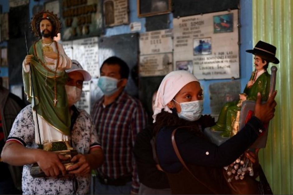 Fieles festejan a San Sim&oacute;n en Andres Iztapa. (Foto: AFP)