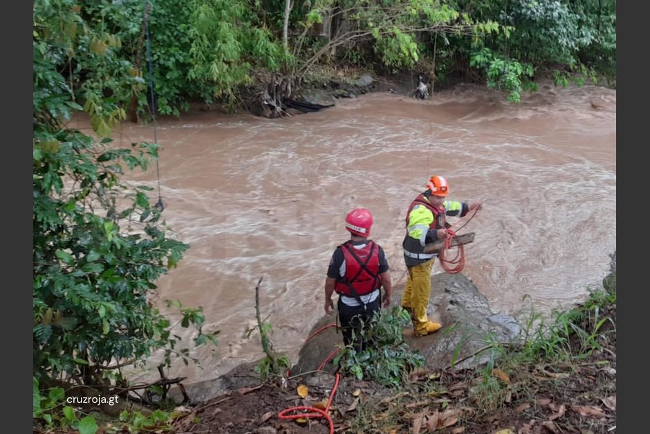 Tres niños fueron arrastrados por un río en Retalhuleu, uno de ellos ha sido localizado con vida. (Foto: Cruz Roja Guatemalteca)