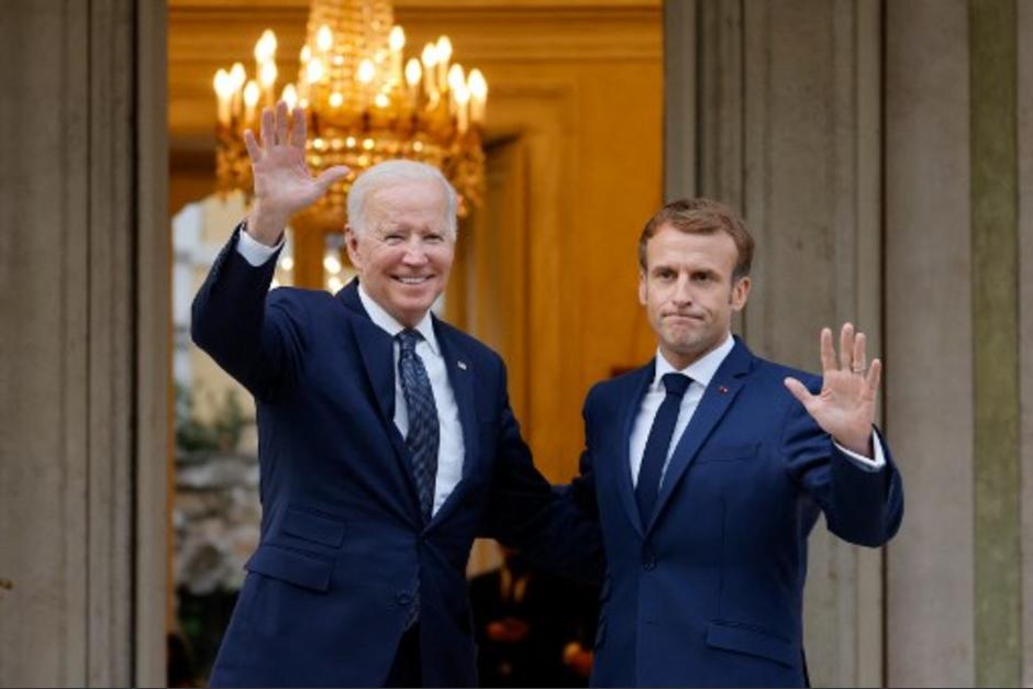 Los presidentes de Estados Unidos y Francia, Joe Biden y Emmanuel Macron, sellaron el viernes su reconciliación tras disputa por submarinos. (Foto: AFP)