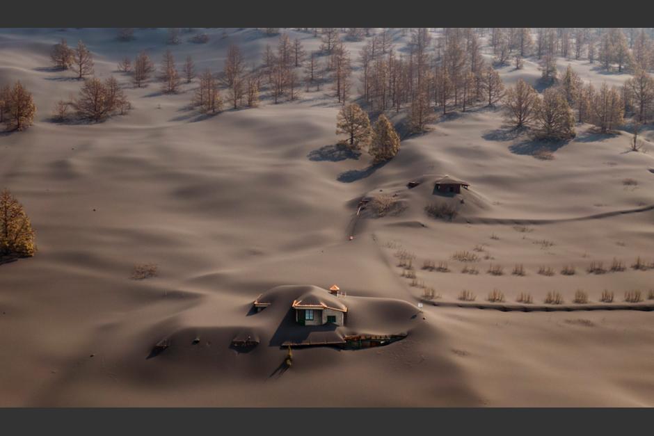 Desde hace m&aacute;s de un mes que el volc&aacute;n Cumbre Vieja, en La Palma, Espa&ntilde;a, tiene actividad y ha cubierto de ceniza los poblados en la isla. (Foto: Emilio Morenatti)