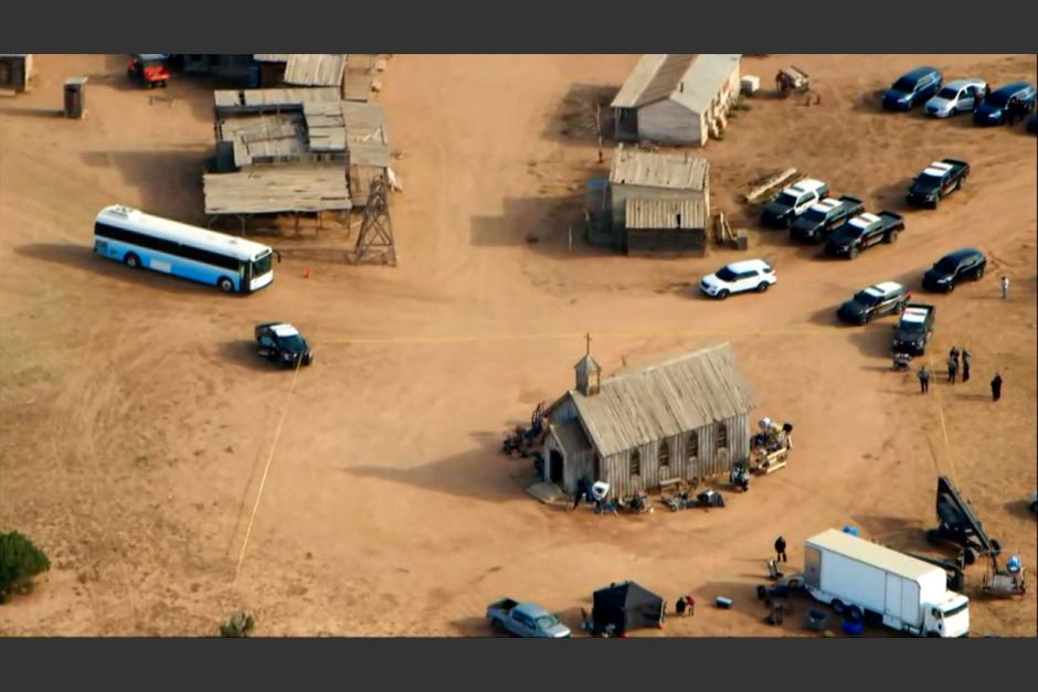 El cami&oacute;n blanco resguarda las armas para la producci&oacute;n de "Rust". (Foto: Twitter)