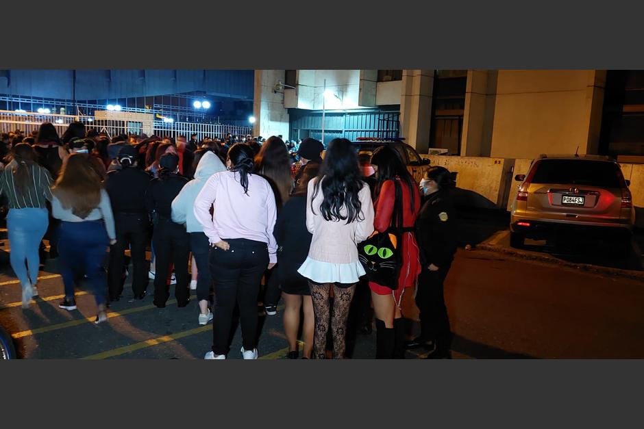 La PNC reportó la captura de 127 personas que se encontraban ingiriendo bebidas alcohólicas en una discoteca. (Foto: PNC)