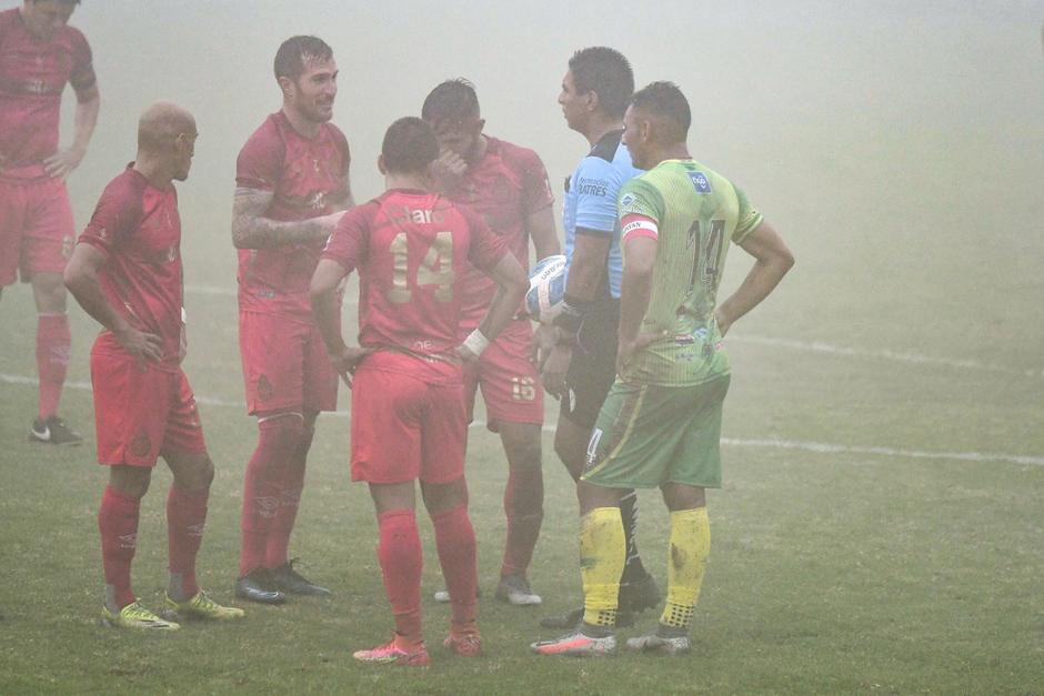 El partido entre Sololá y Municipal no pudo continuar debido a una densa neblina que afectó la visibilidad. (Foto: Soy502)