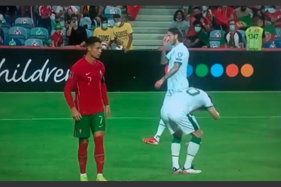 Cristiano Ronaldo golpeo al jugador irlandes Dara O'Shea en el partido de eliminatoria de la UEFA. (Foto: Captura de pantalla)