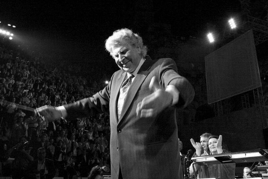 Mikis Theodorakis act&uacute;a con su orquesta en Atenas el 23 de mayo de 2005 para celebrar su cumplea&ntilde;os n&uacute;mero 80. (Foto: AFP)&nbsp;